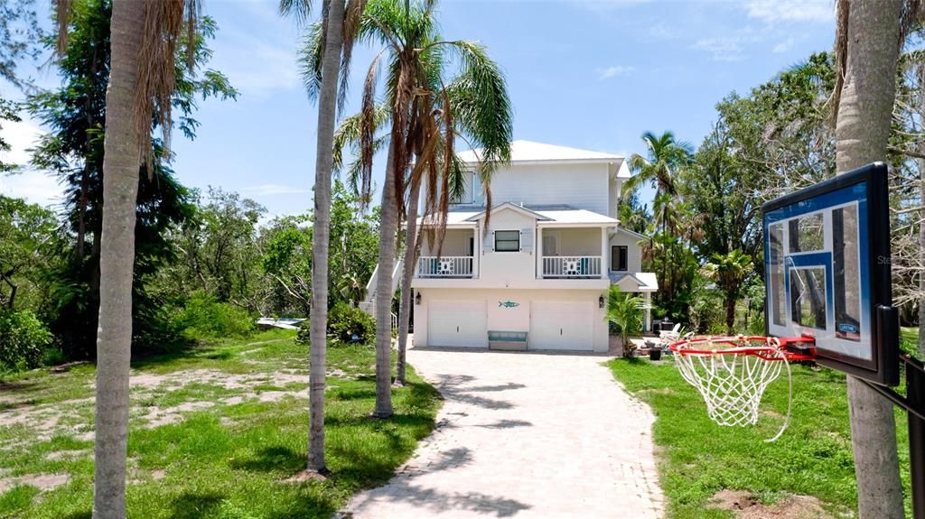 合同活跃: $1,095,000 (4 贝兹, 3 浴室, 2604 平方英尺)