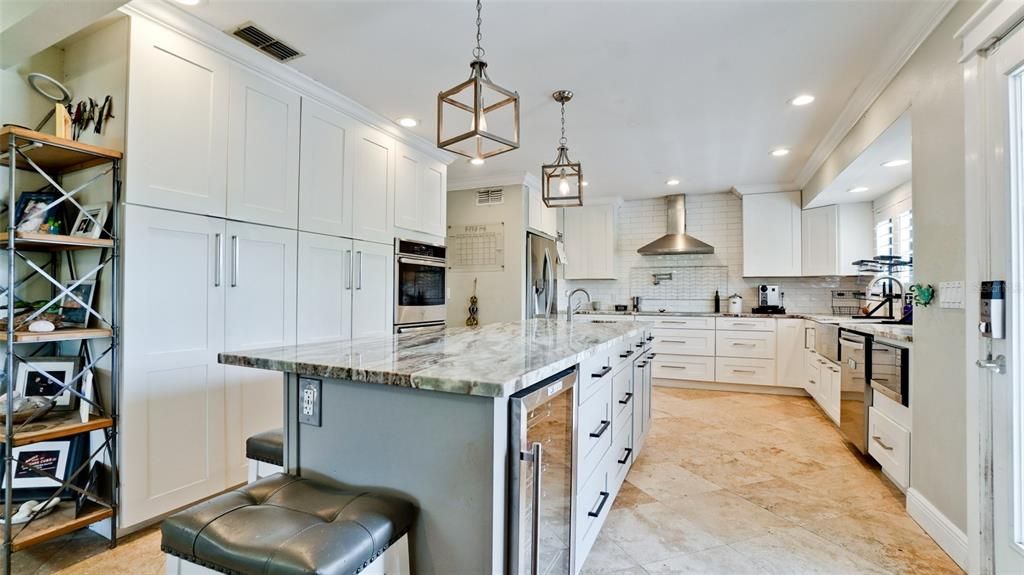 合同活跃: $1,095,000 (4 贝兹, 3 浴室, 2604 平方英尺)