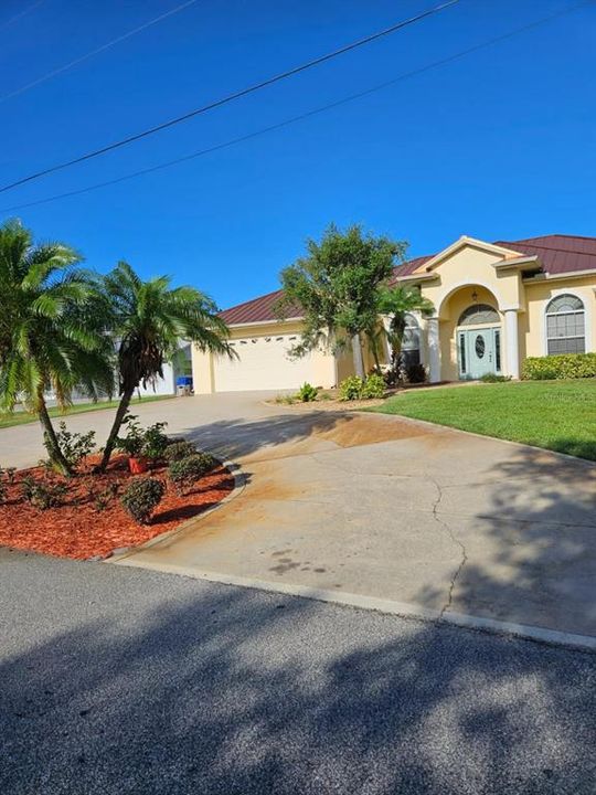 For Sale: $449,000 (3 beds, 2 baths, 2717 Square Feet)