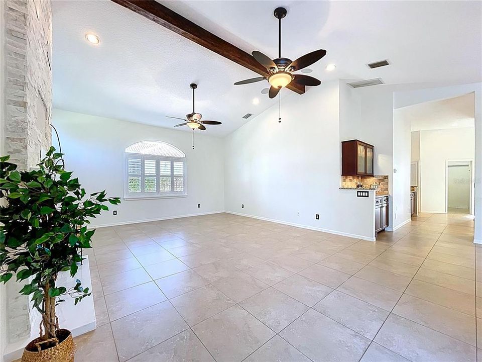 合同活跃: $925,000 (4 贝兹, 3 浴室, 2808 平方英尺)