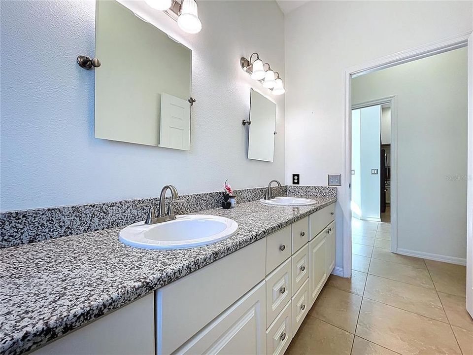 合同活跃: $925,000 (4 贝兹, 3 浴室, 2808 平方英尺)