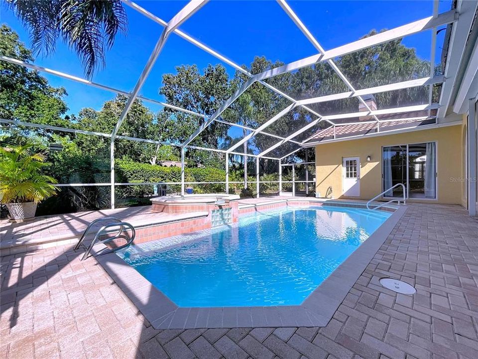 合同活跃: $925,000 (4 贝兹, 3 浴室, 2808 平方英尺)