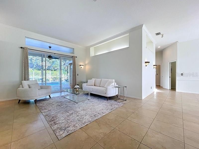 合同活跃: $925,000 (4 贝兹, 3 浴室, 2808 平方英尺)