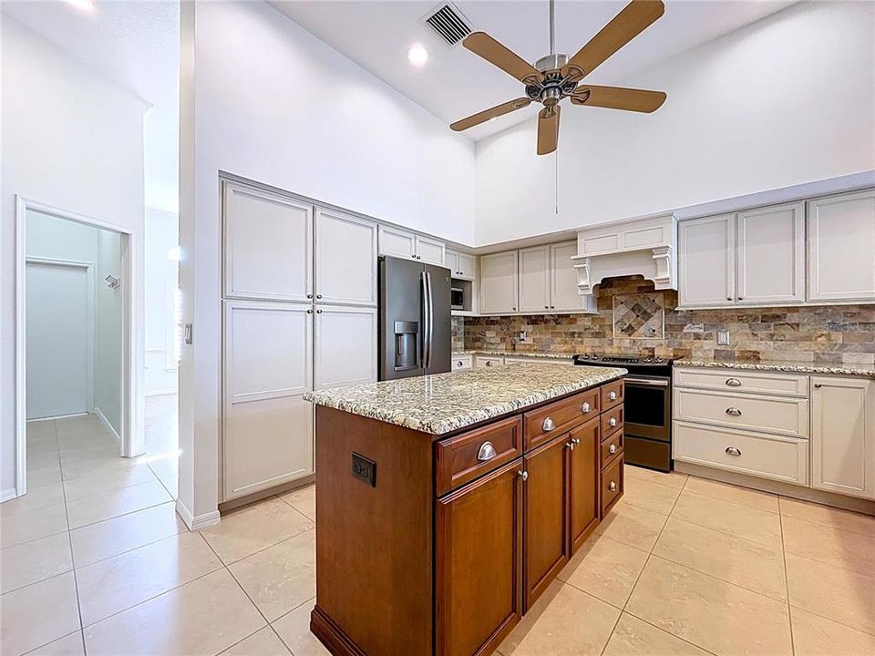 合同活跃: $925,000 (4 贝兹, 3 浴室, 2808 平方英尺)