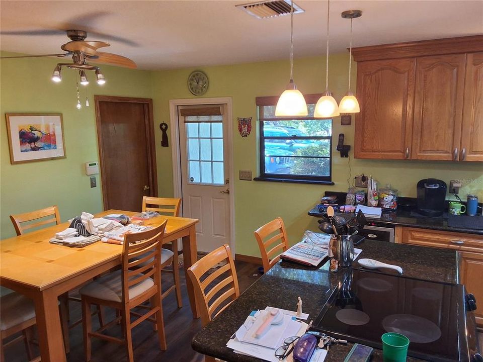 На продажу: $569,999 (3 спален, 2 ванн, 2500 Квадратных фут)