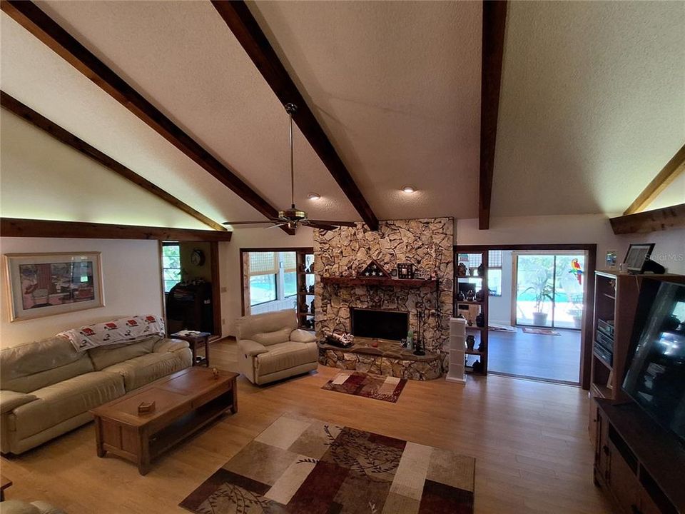 На продажу: $569,999 (3 спален, 2 ванн, 2500 Квадратных фут)