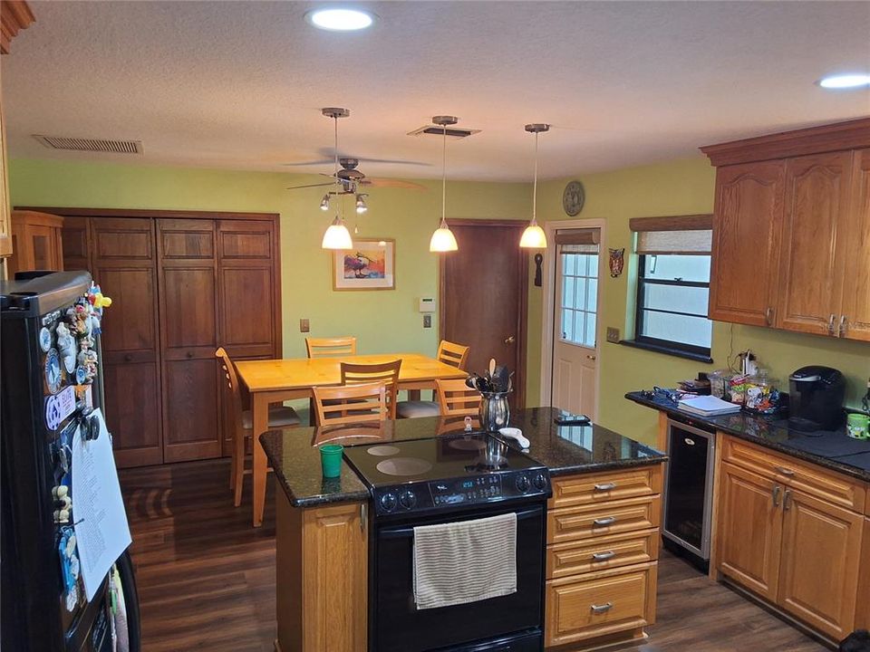 На продажу: $569,999 (3 спален, 2 ванн, 2500 Квадратных фут)