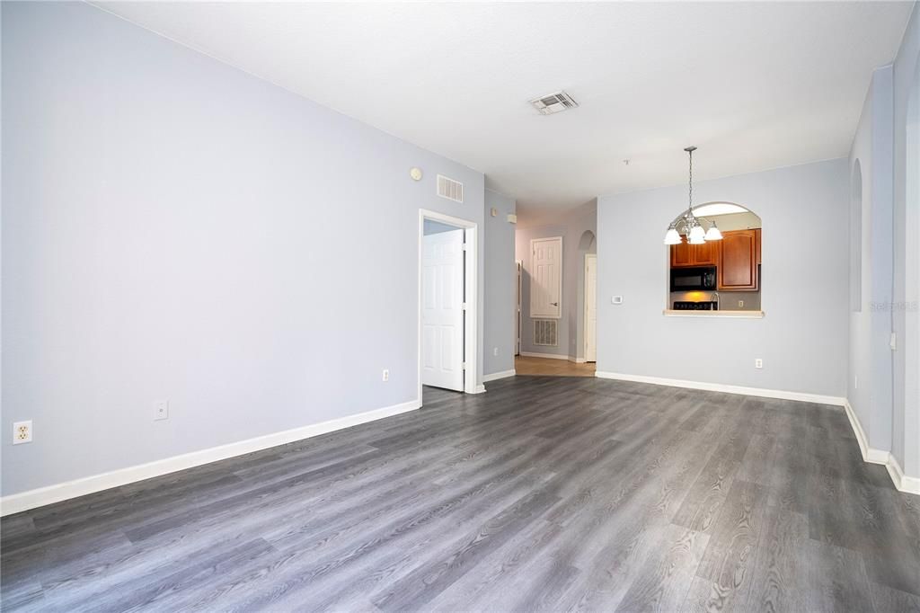 合同活跃: $1,850 (3 贝兹, 2 浴室, 1247 平方英尺)