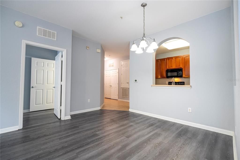 合同活跃: $1,850 (3 贝兹, 2 浴室, 1247 平方英尺)