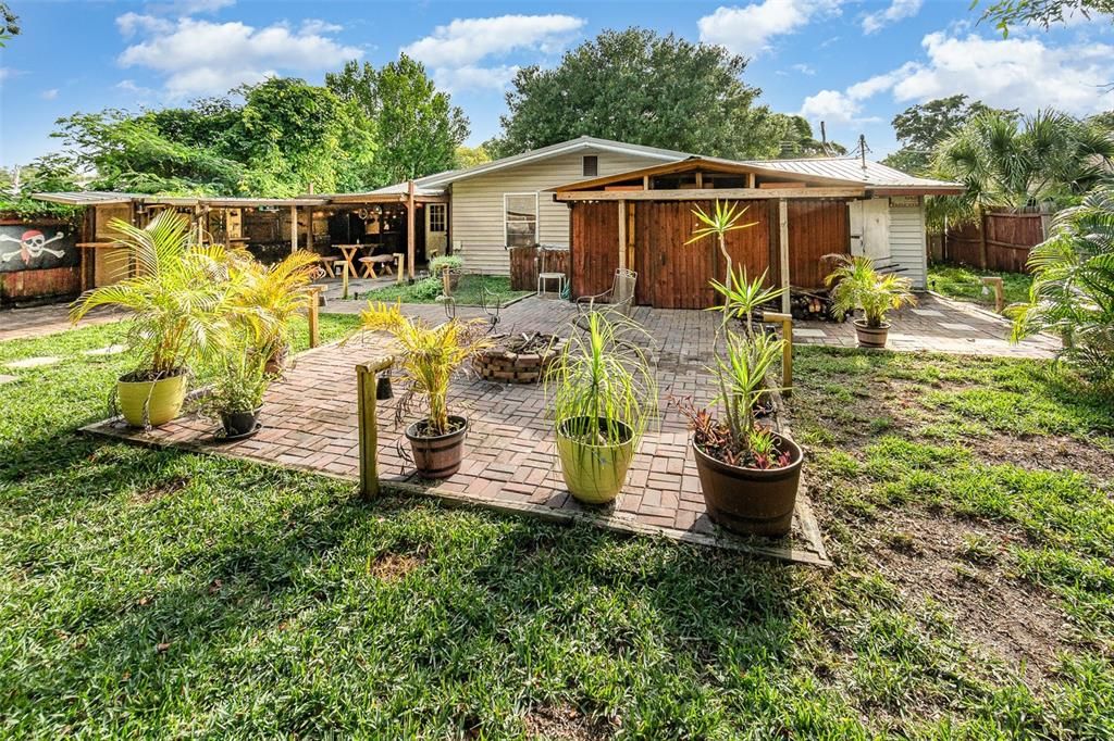 合同活跃: $250,000 (3 贝兹, 1 浴室, 1251 平方英尺)