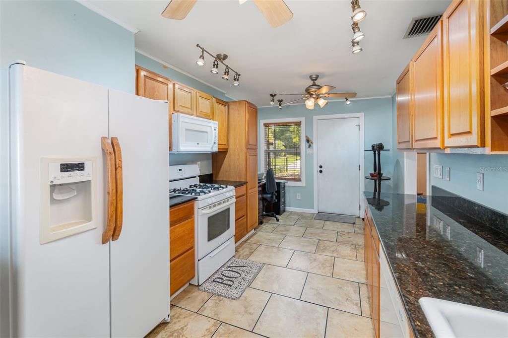 合同活跃: $250,000 (3 贝兹, 1 浴室, 1251 平方英尺)