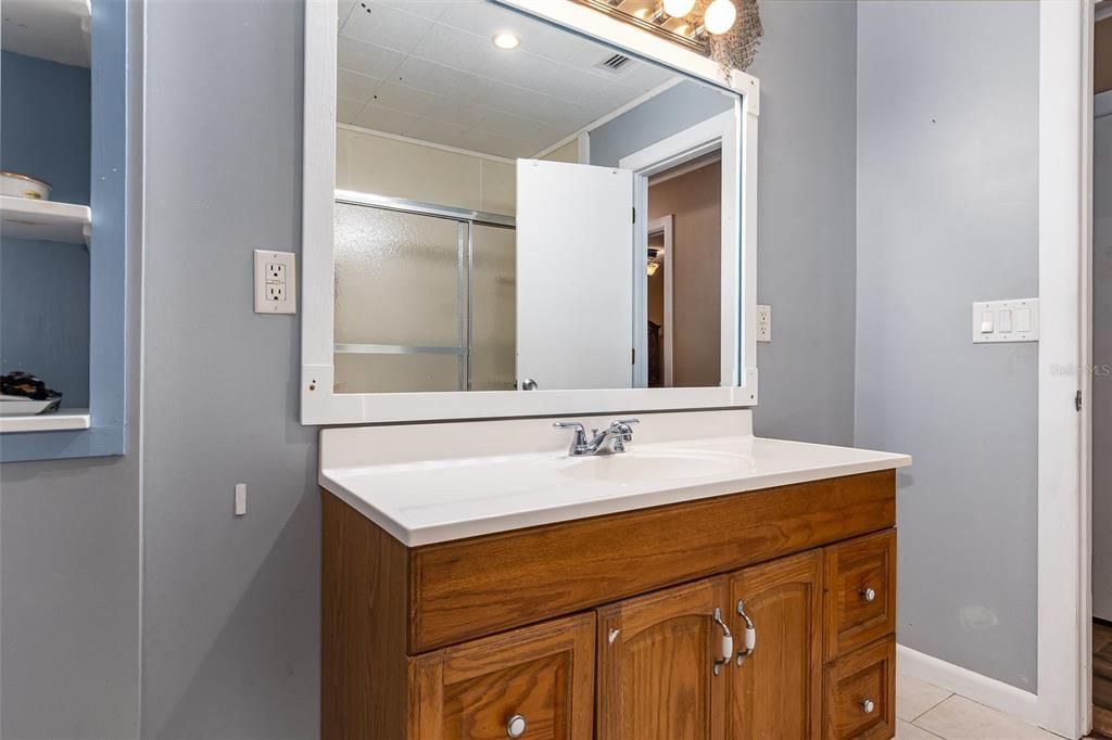 合同活跃: $250,000 (3 贝兹, 1 浴室, 1251 平方英尺)