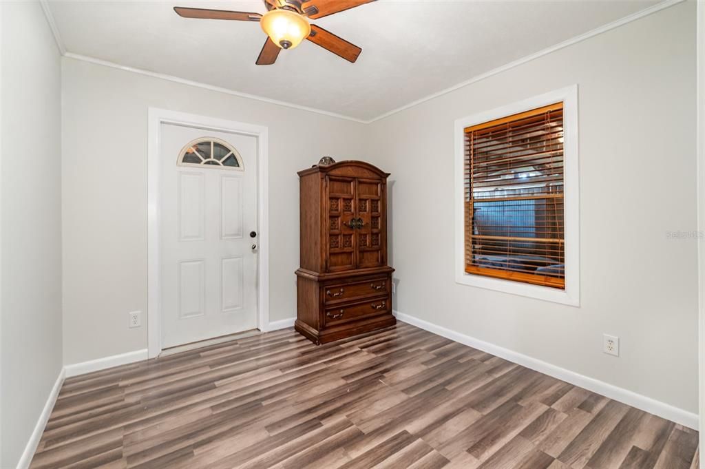 合同活跃: $250,000 (3 贝兹, 1 浴室, 1251 平方英尺)