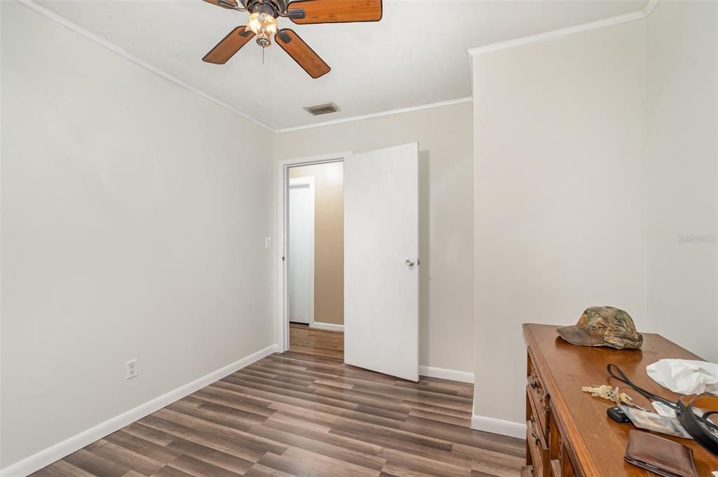 合同活跃: $250,000 (3 贝兹, 1 浴室, 1251 平方英尺)