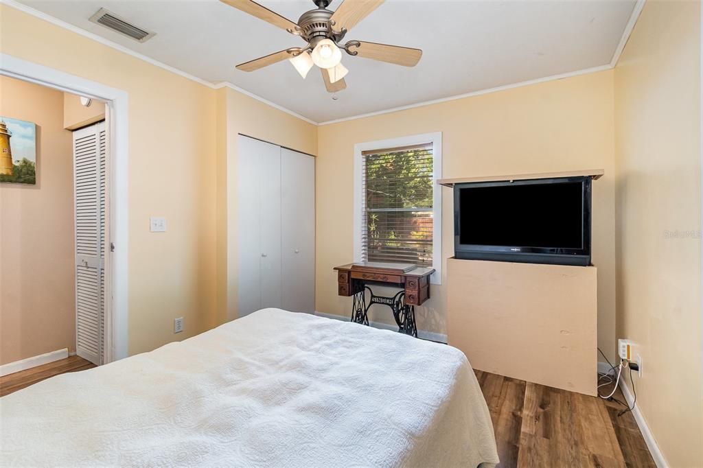 合同活跃: $250,000 (3 贝兹, 1 浴室, 1251 平方英尺)