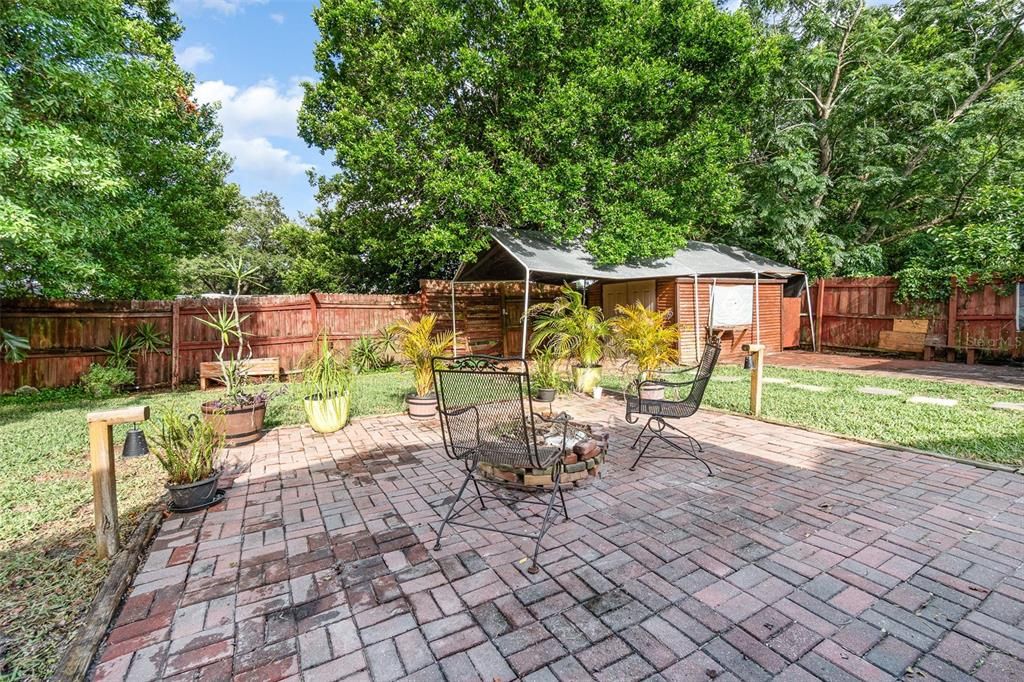 合同活跃: $250,000 (3 贝兹, 1 浴室, 1251 平方英尺)