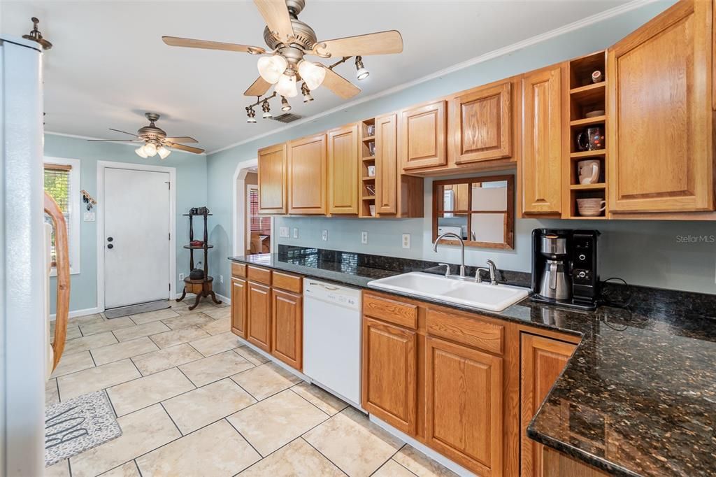 合同活跃: $250,000 (3 贝兹, 1 浴室, 1251 平方英尺)