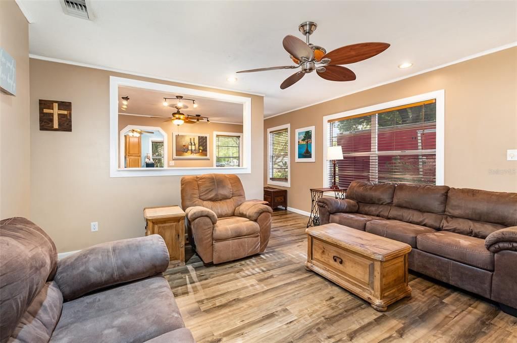 合同活跃: $250,000 (3 贝兹, 1 浴室, 1251 平方英尺)