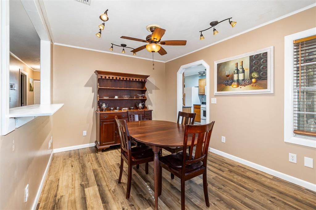 合同活跃: $250,000 (3 贝兹, 1 浴室, 1251 平方英尺)