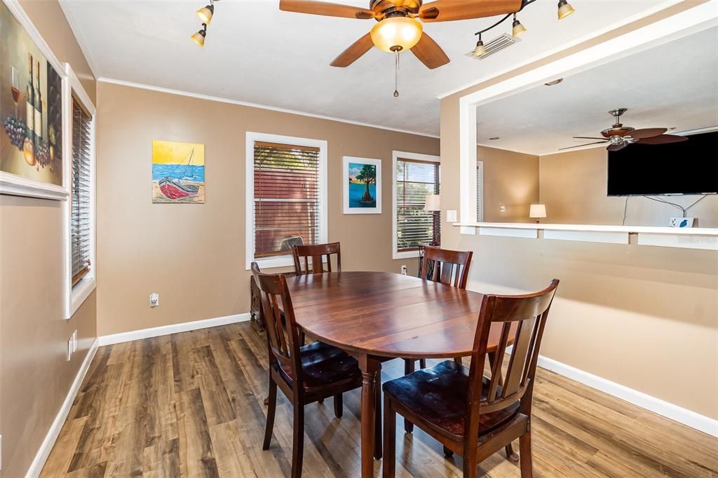 合同活跃: $250,000 (3 贝兹, 1 浴室, 1251 平方英尺)