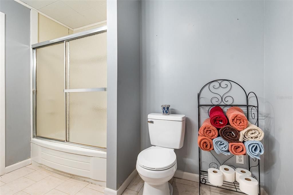 合同活跃: $250,000 (3 贝兹, 1 浴室, 1251 平方英尺)