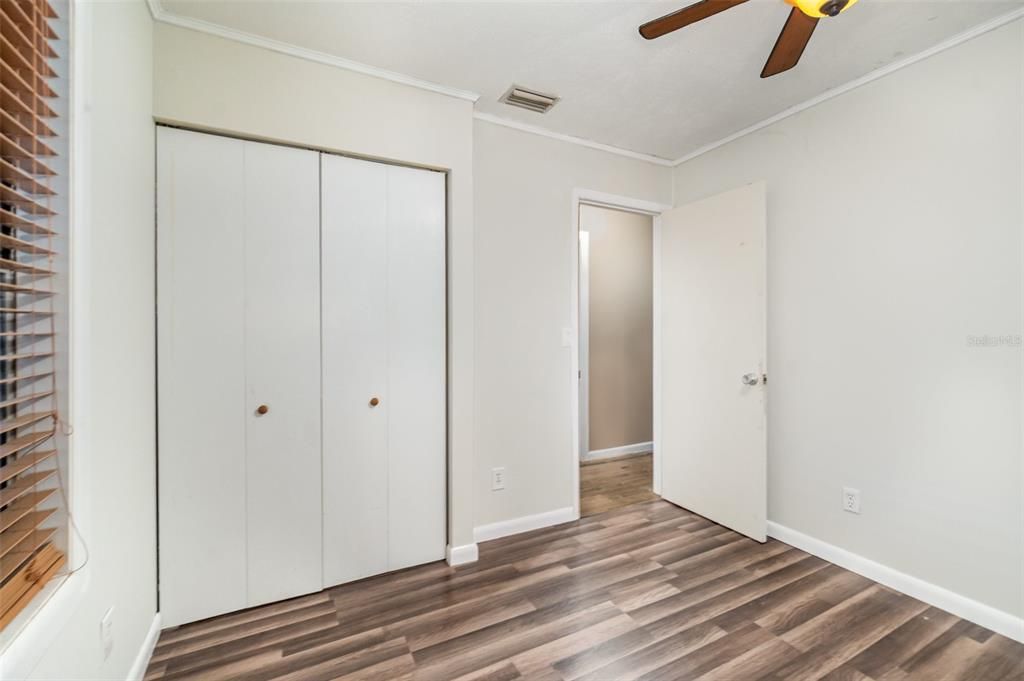 合同活跃: $250,000 (3 贝兹, 1 浴室, 1251 平方英尺)