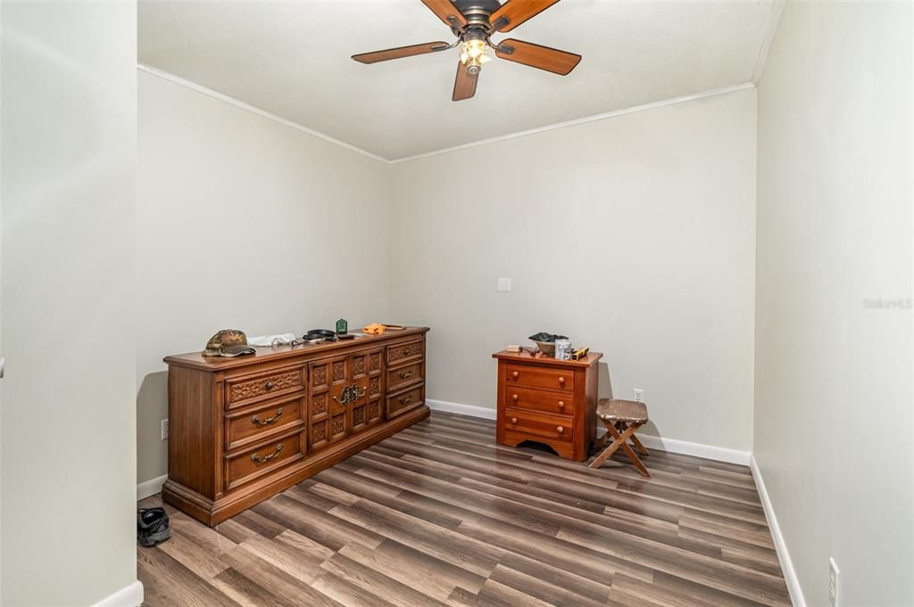 合同活跃: $250,000 (3 贝兹, 1 浴室, 1251 平方英尺)