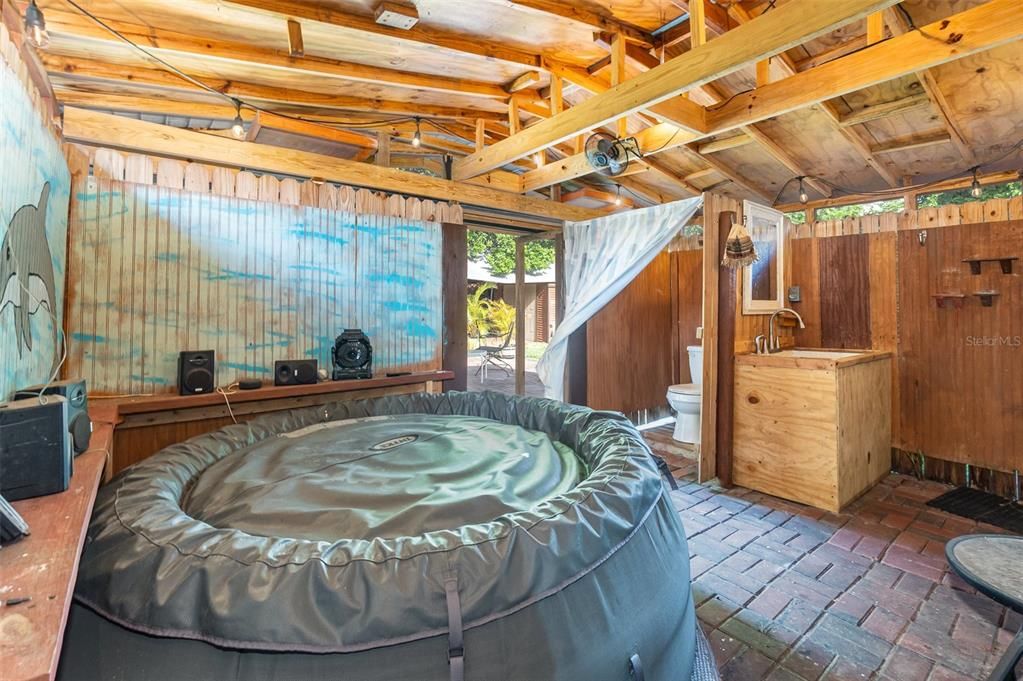 合同活跃: $250,000 (3 贝兹, 1 浴室, 1251 平方英尺)