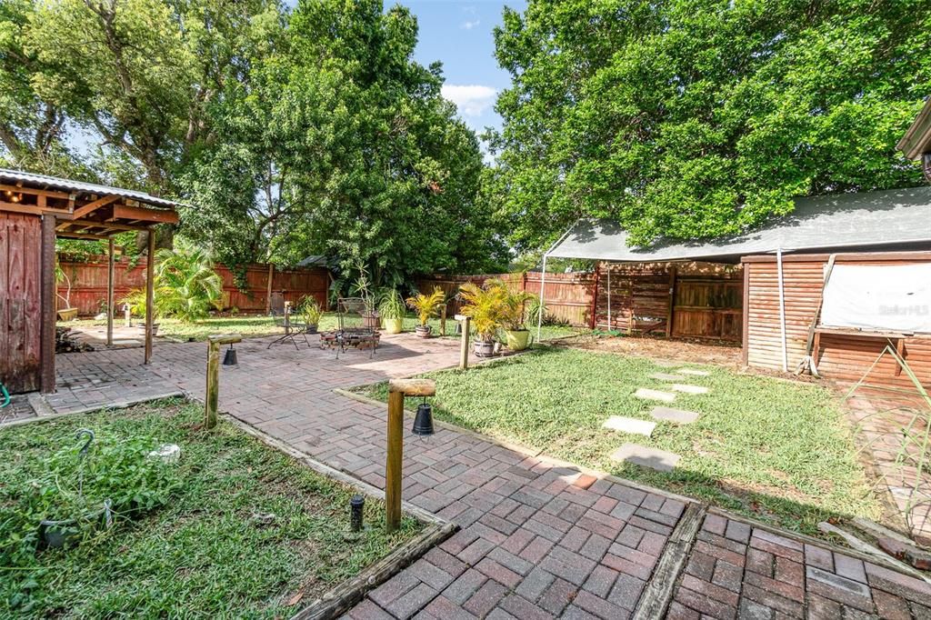 合同活跃: $250,000 (3 贝兹, 1 浴室, 1251 平方英尺)