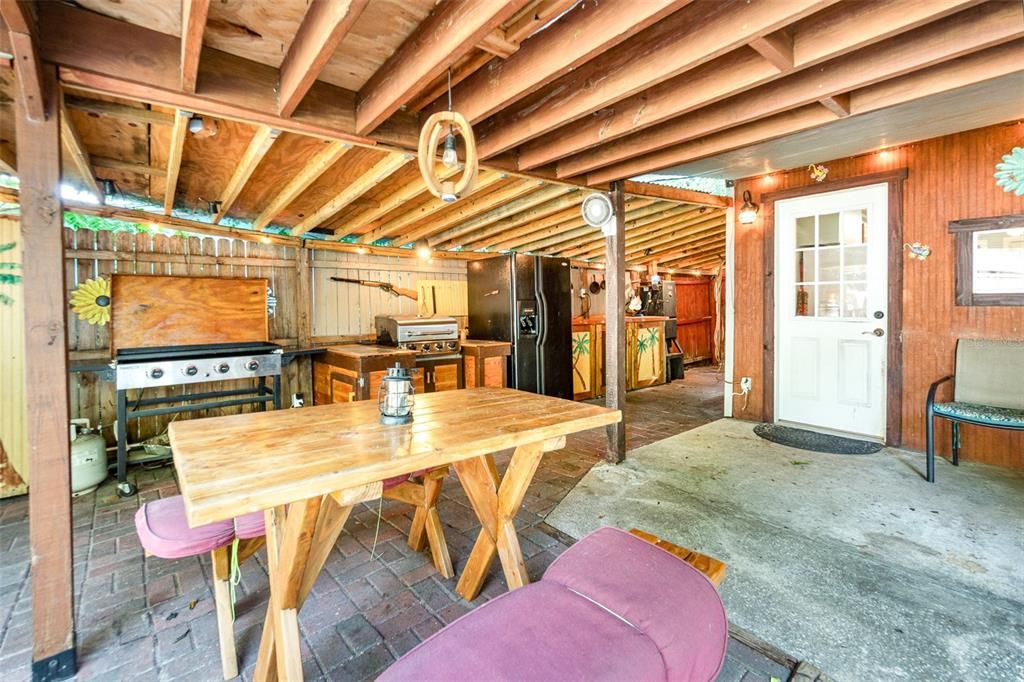 合同活跃: $250,000 (3 贝兹, 1 浴室, 1251 平方英尺)