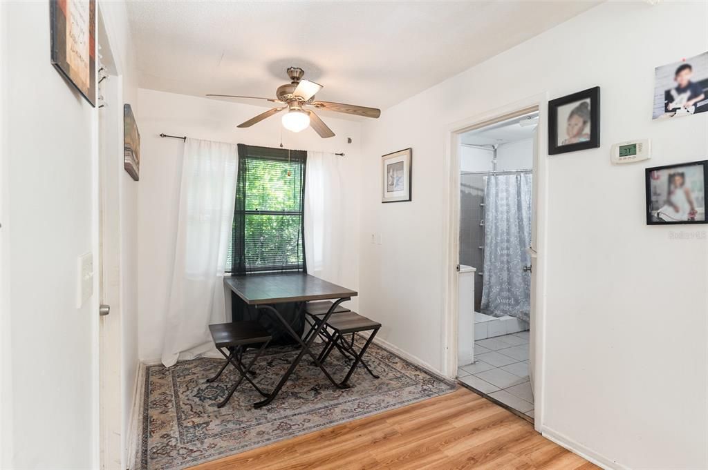 На продажу: $250,000 (3 спален, 2 ванн, 1060 Квадратных фут)