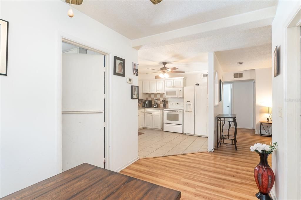 На продажу: $250,000 (3 спален, 2 ванн, 1060 Квадратных фут)