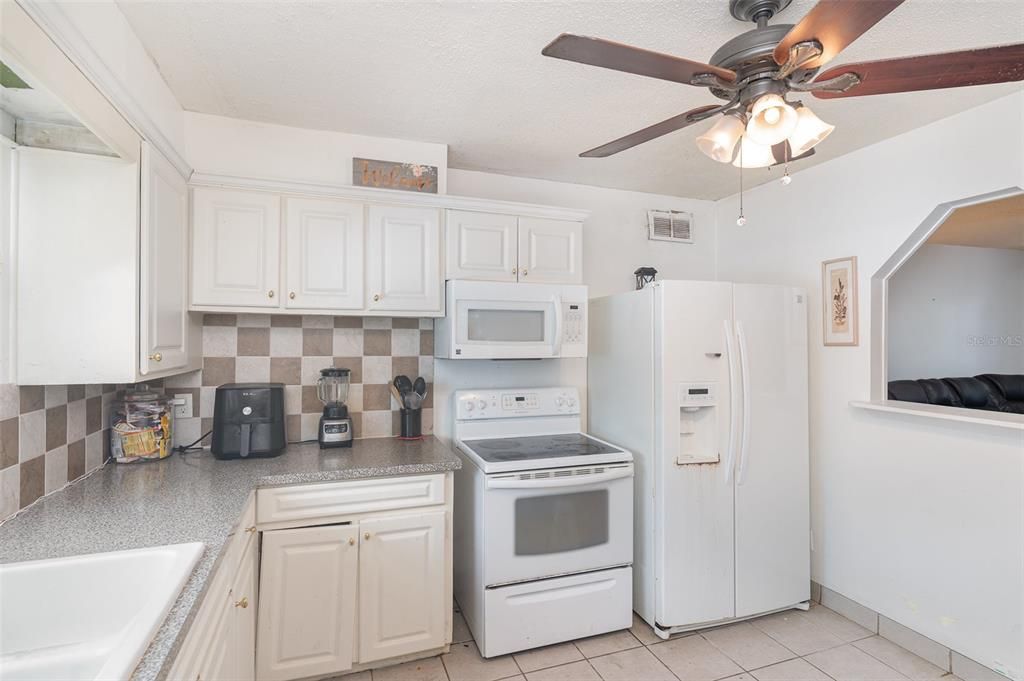 На продажу: $250,000 (3 спален, 2 ванн, 1060 Квадратных фут)