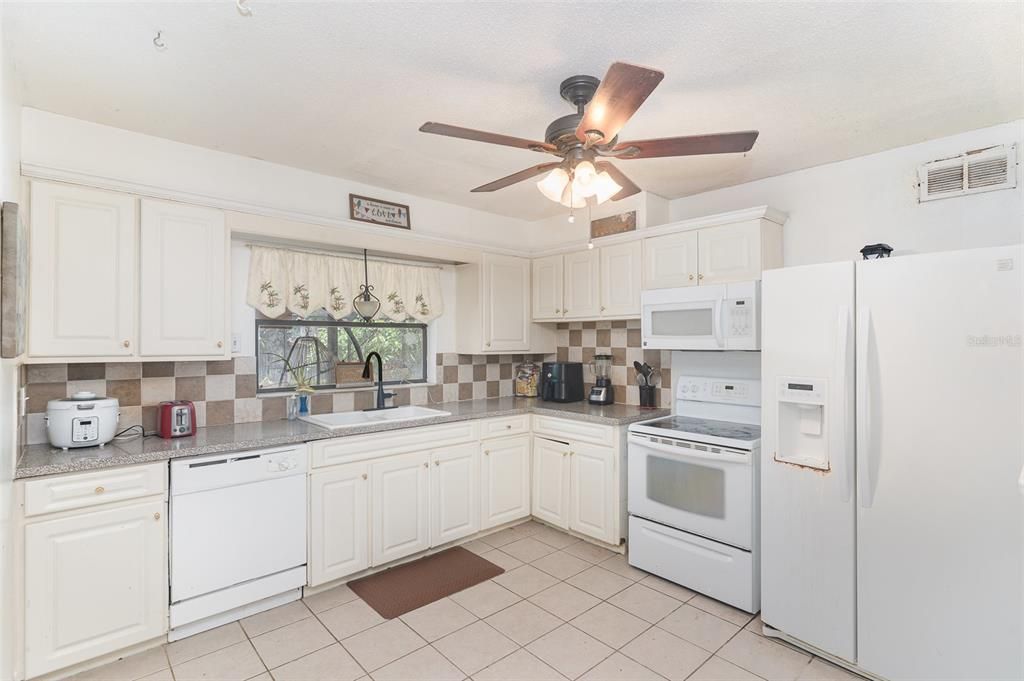 На продажу: $250,000 (3 спален, 2 ванн, 1060 Квадратных фут)