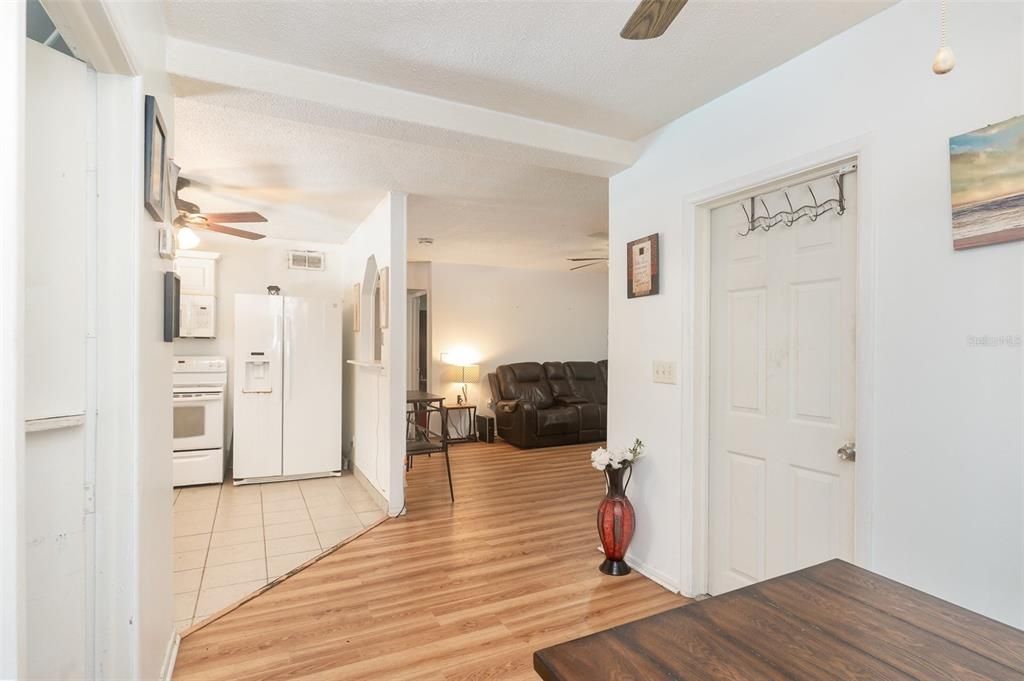 На продажу: $250,000 (3 спален, 2 ванн, 1060 Квадратных фут)