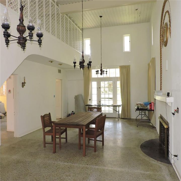 Activo con contrato: $420,000 (4 camas, 2 baños, 2793 Pies cuadrados)