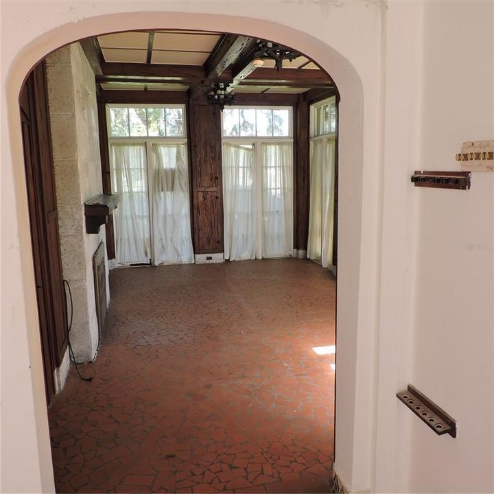 Activo con contrato: $420,000 (4 camas, 2 baños, 2793 Pies cuadrados)