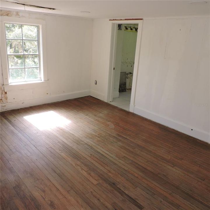 Activo con contrato: $420,000 (4 camas, 2 baños, 2793 Pies cuadrados)