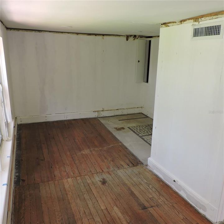 Activo con contrato: $420,000 (4 camas, 2 baños, 2793 Pies cuadrados)