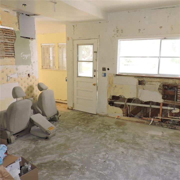 Activo con contrato: $420,000 (4 camas, 2 baños, 2793 Pies cuadrados)