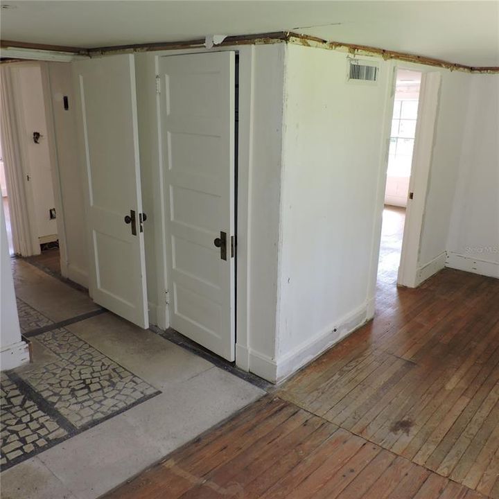 Activo con contrato: $420,000 (4 camas, 2 baños, 2793 Pies cuadrados)