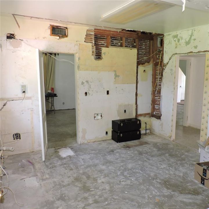 Activo con contrato: $420,000 (4 camas, 2 baños, 2793 Pies cuadrados)