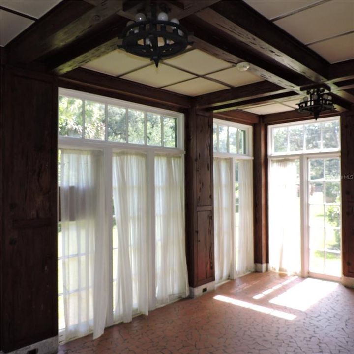 Activo con contrato: $420,000 (4 camas, 2 baños, 2793 Pies cuadrados)