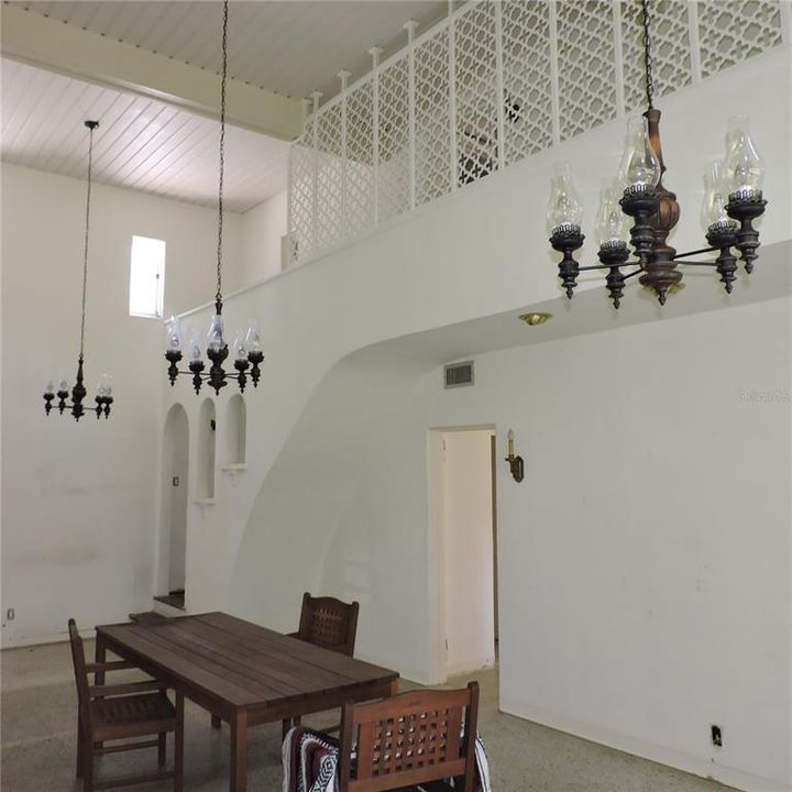 Activo con contrato: $420,000 (4 camas, 2 baños, 2793 Pies cuadrados)