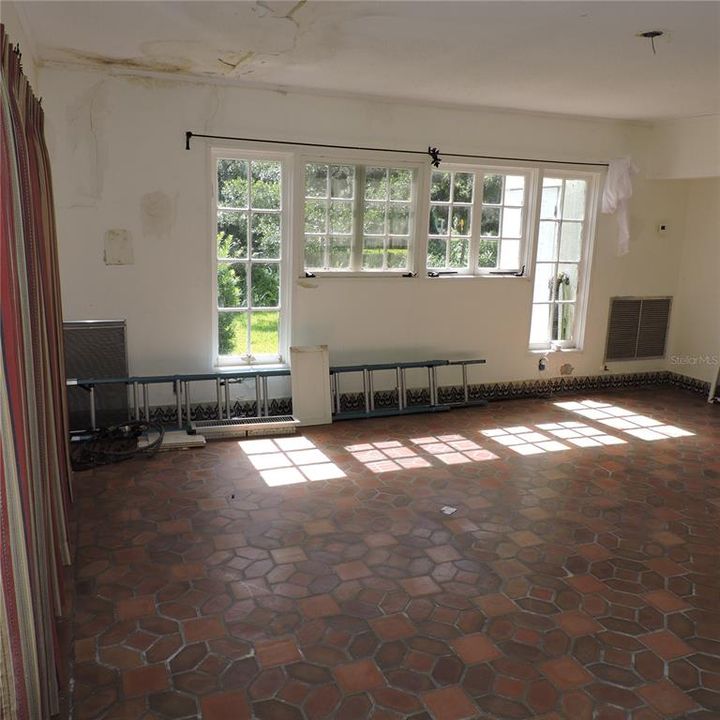 Activo con contrato: $420,000 (4 camas, 2 baños, 2793 Pies cuadrados)