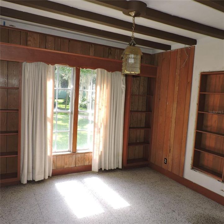 Activo con contrato: $420,000 (4 camas, 2 baños, 2793 Pies cuadrados)