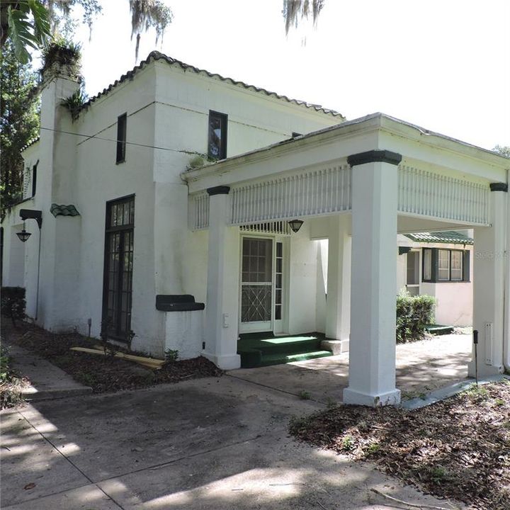 Activo con contrato: $420,000 (4 camas, 2 baños, 2793 Pies cuadrados)