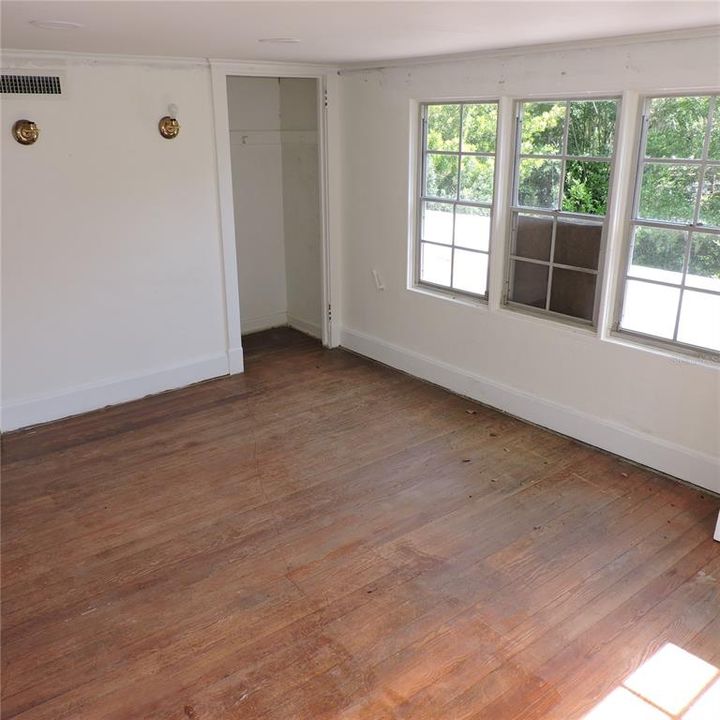 Activo con contrato: $420,000 (4 camas, 2 baños, 2793 Pies cuadrados)