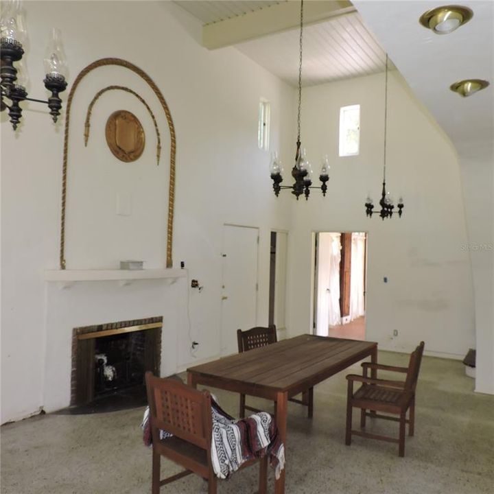 Activo con contrato: $420,000 (4 camas, 2 baños, 2793 Pies cuadrados)