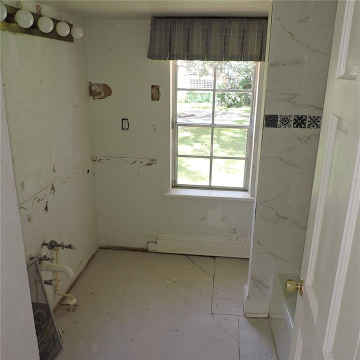 Activo con contrato: $420,000 (4 camas, 2 baños, 2793 Pies cuadrados)